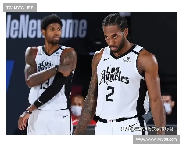 快船训练场洋溢欢声笑语 小卡笑容成焦点球队气氛热烈